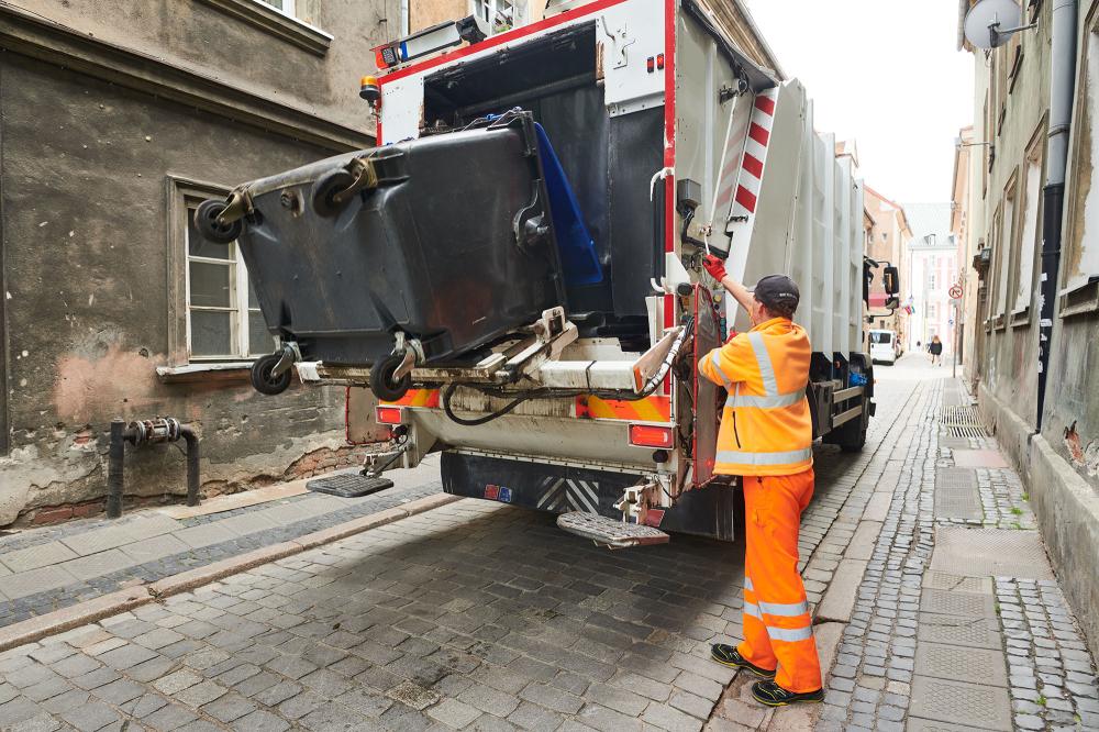travailleur-chargeant-une-benne-dans-un-camion-resized